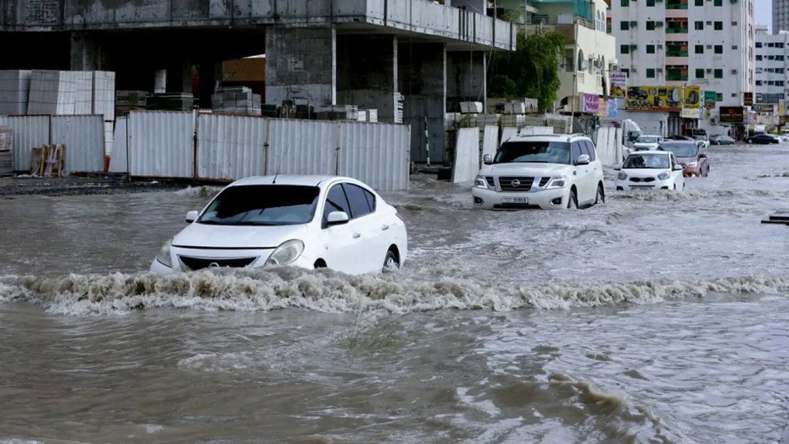 Ploi torenţiale şi inundaţii în mai multe ţări din Golf, după ce autorităţile au folosit o tehnică de creştere a cantităţii precipitaţiilor