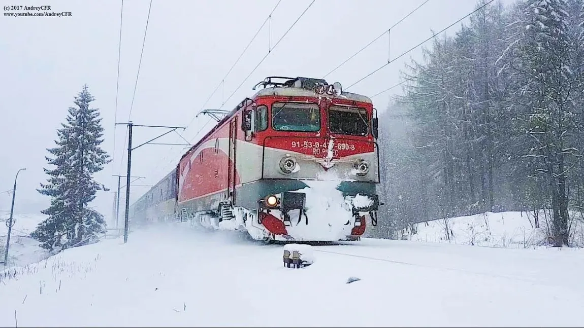 Trenuri blocate în câmp din cauza vremii. Întârzieri uriaşe pe mai multe linii