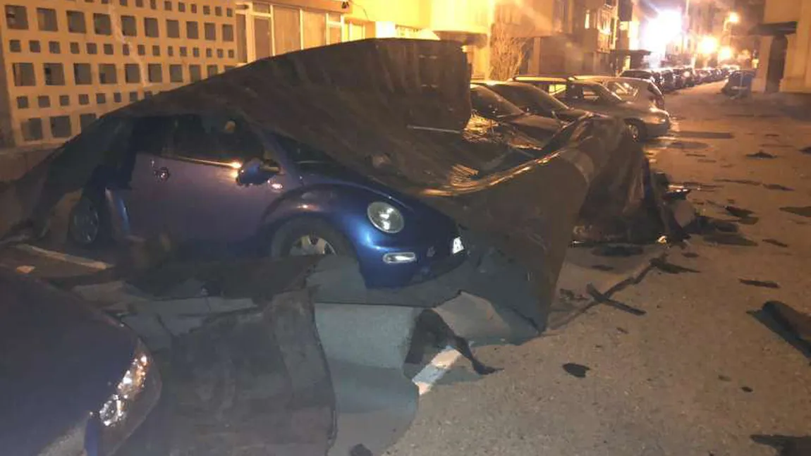 Dezastru în Neamţ. Vântul puternic a smuls un acoperiş care a căzut peste mai multe mașini, copaci rupţi, locuinţe fără curent electric