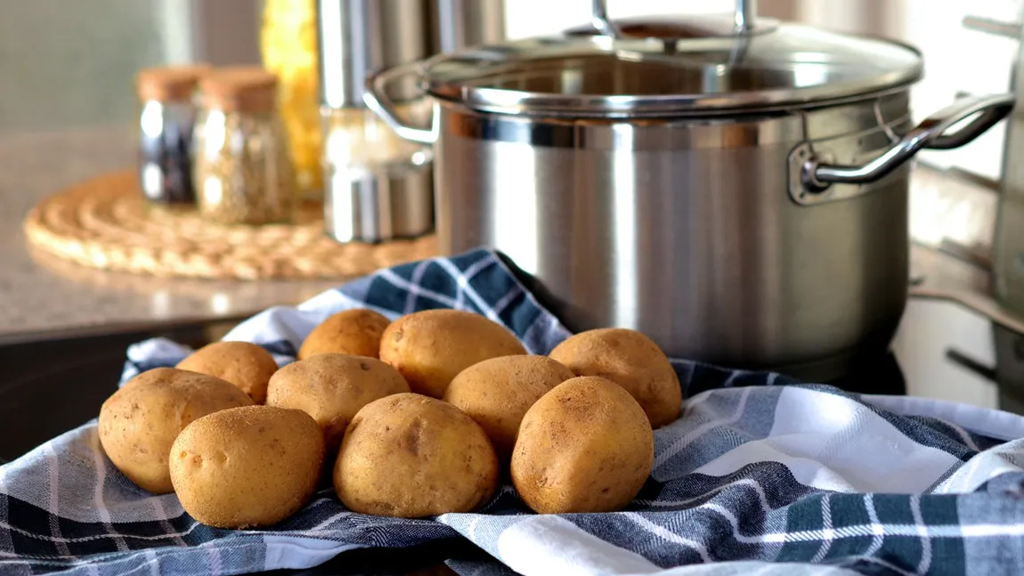 Cum să cureți cartofii în doar două secunde fără să folosești un cuțit. Trucul care a ajutat o mulțime de gospodine