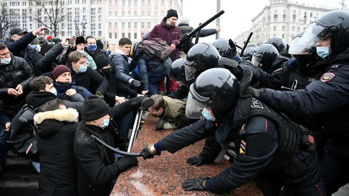 Proteste violente în Rusia împotriva războiului. Forţele de ordine au intervenit cu brutalitate VIDEO
