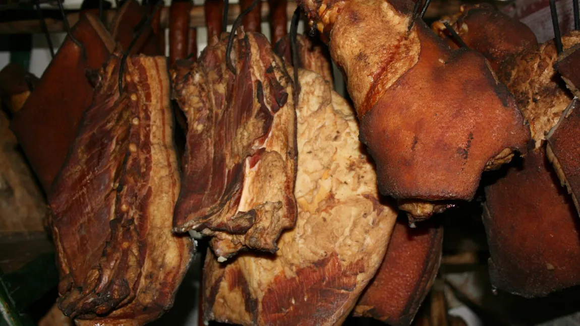 Slanina afumata ardeleneasca, delicatesa traditionala usor de pregatit. Cine ar putea refuza asa ceva?