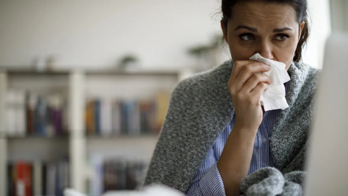 Cele mai comune simptome ale infecţiei cu Omicron, la persoanele vaccinate complet. Medicii au stabilit 9 manifestări ale virusului