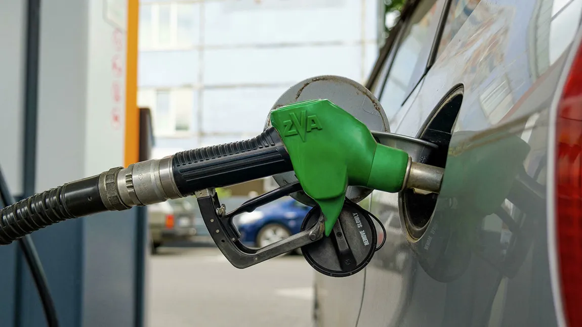 Guvernul ia în calcul plafonarea preţurilor la carburanţi. Care ar urma să fie preţurile maxime pentru benzină şi motorină