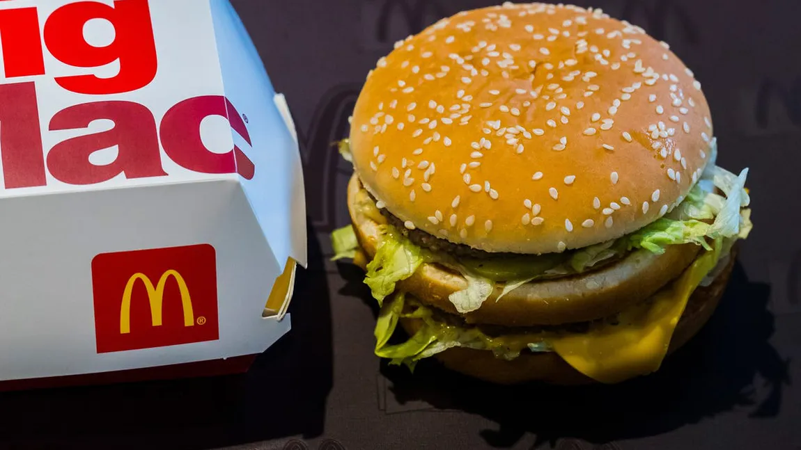 Un angajat McDonald's dezvăluie cum se face Big Mac. 75 de hamburgeri se vând în fiecare secundă în lume