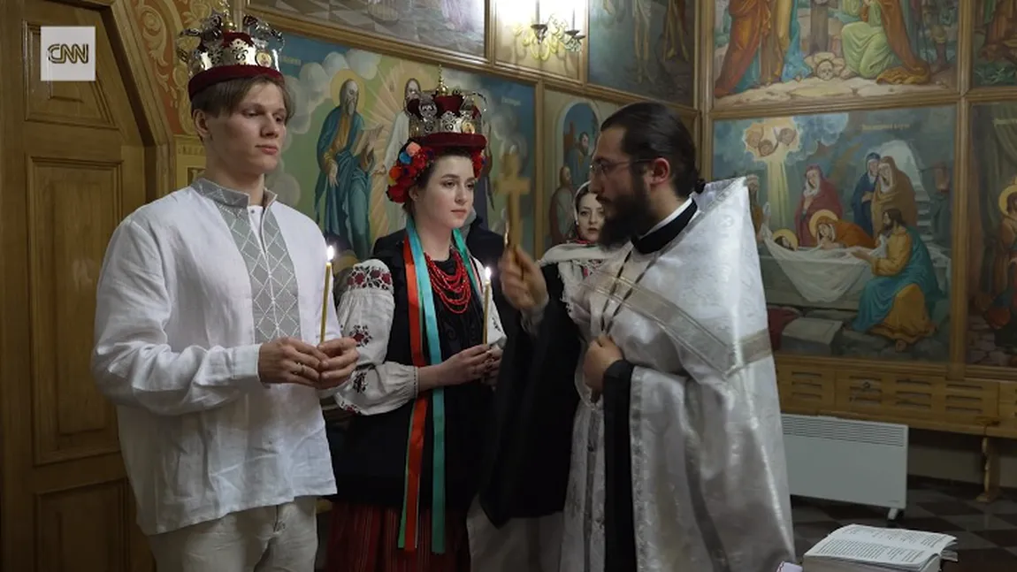 Doi tineri din Kiev s-au căsătorit în timp ce oraşul era bombardat de ruşi: 