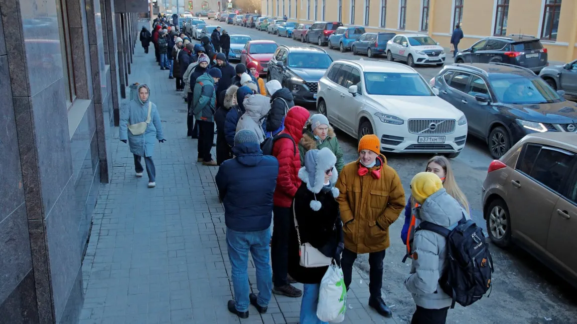 Ruşii iau cu asalt bancomatele, de teama unei prăbuşiri a rublei şi a unei crize de numerar VIDEO