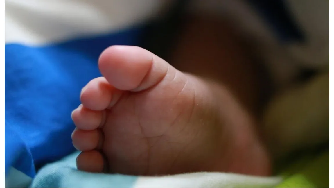 Copilul de doi ani din Neamţ, bătut de mamă şi de concubinul acesteia, a murit