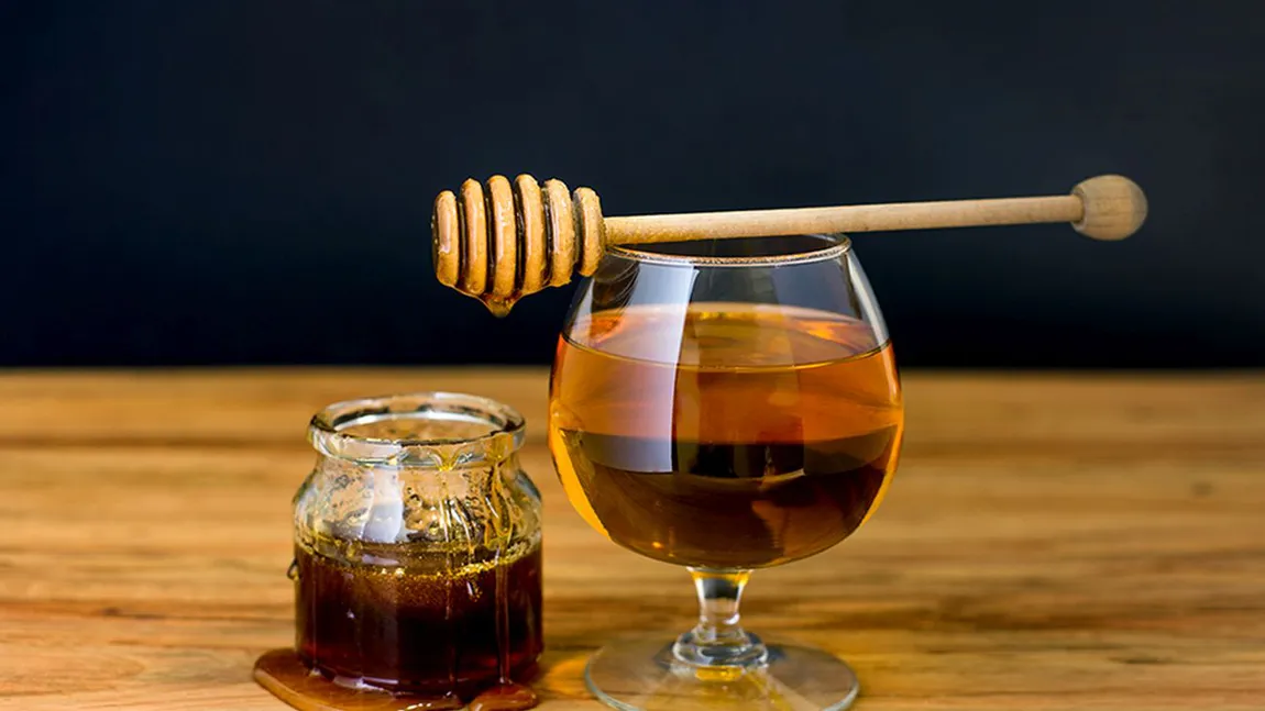 Hidromelul, băutura pe bază de miere, preparată încă din antichitate, care te întinereşte. Era numit 