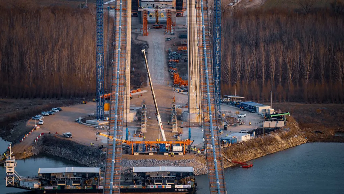 Cât de mult au avansat lucrările la podul suspendat peste Dunăre. Imagini unice cu Munții Măcinului, imortalizate de pe pod - FOTO