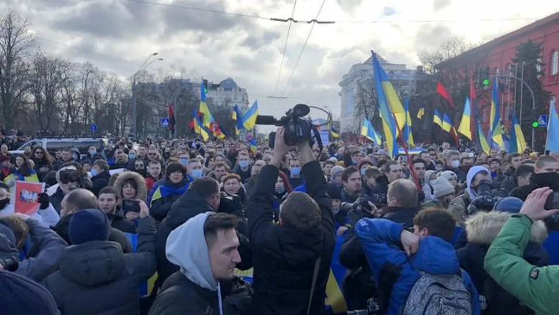Proteste de amploare la Kiev. Mii de oameni au ieşit în stradă. 