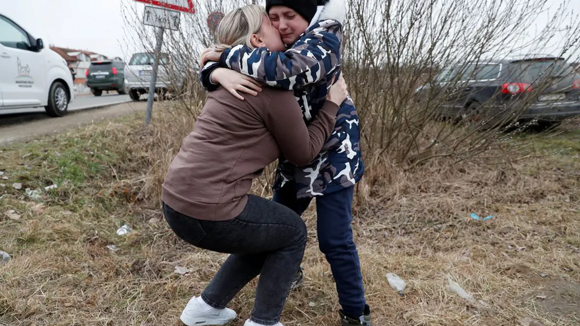 Moment extrem de emoţionant la graniţa Ucrainei. Şi-a luat rămas bun de la copiii săi şi i-a încredinţat unei necunoscute