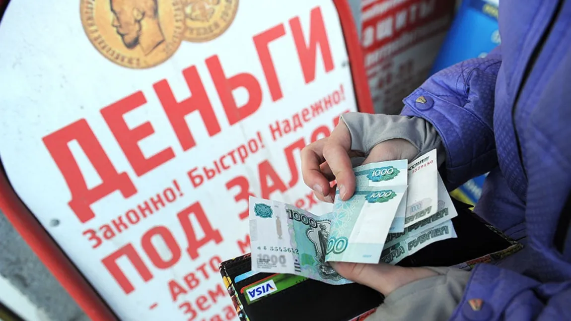 Războiul din Ucraina atacă portofelul ruşilor: Rubla s-a prăbuşit luni cu aproape 30%, atingând un minim istoric faţă de dolarul american