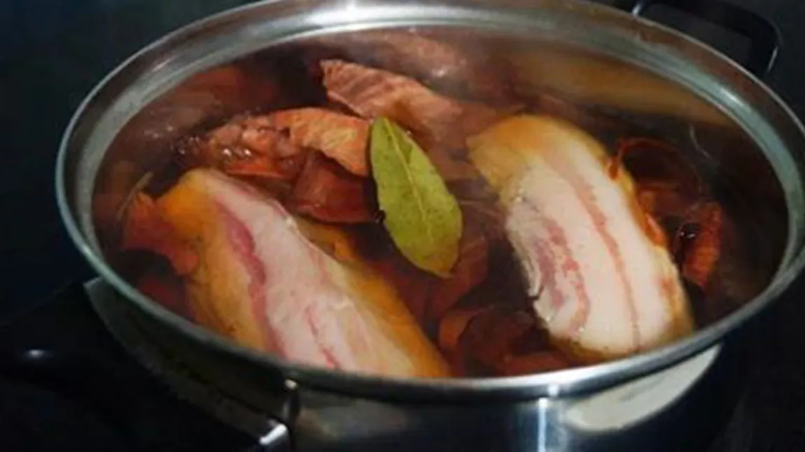 Slănina gătită în coji de ceapă – Cea mai bună metodă de preparat slănina de porc. Ce boli poate vindeca slănina cu ceapă!