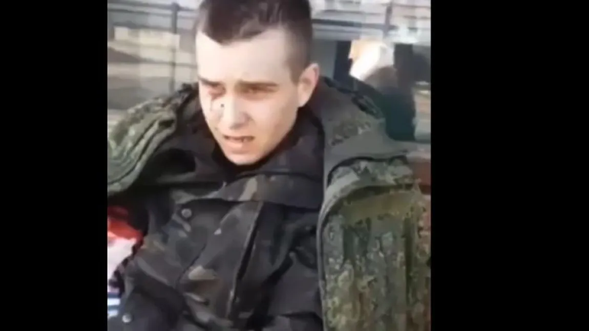 Gest umanitar în plin război. Un soldat ucrainean îi oferă îngrijiri medicale unui militar rus: 
