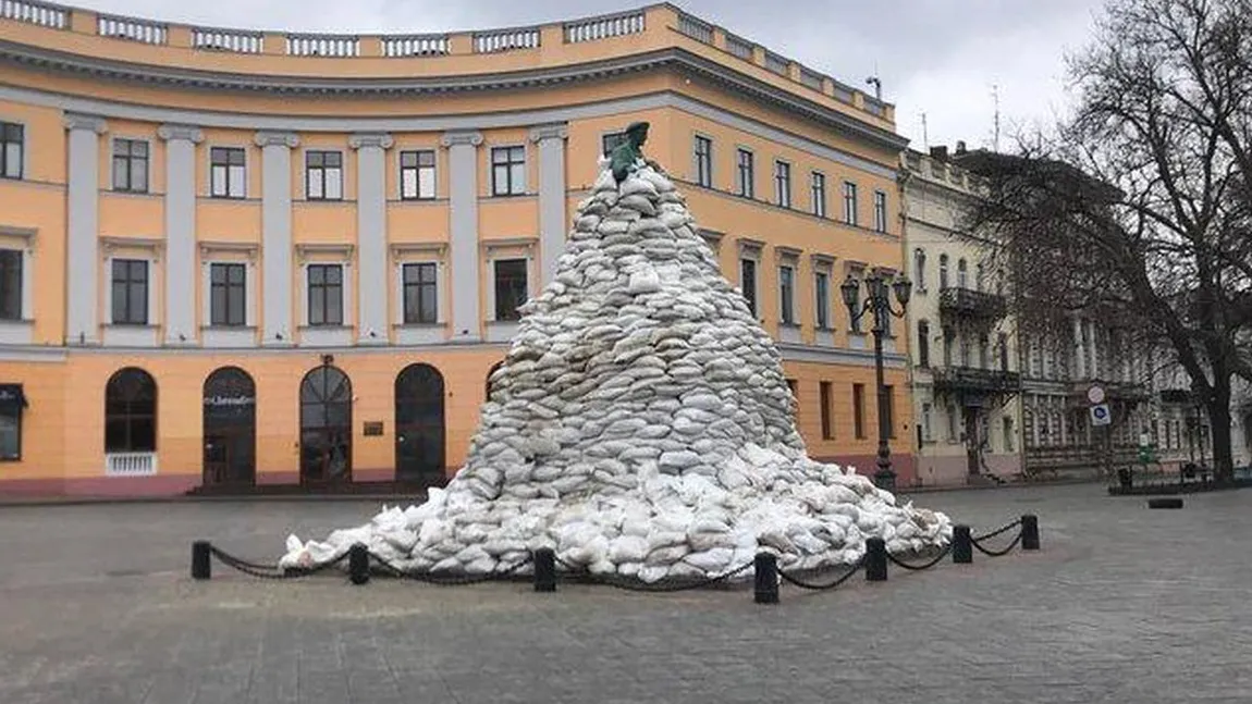 Gest emoţionant al locuitorilor din Odesa. Cetăţenii au învelit în saci cu nisip simbolurile oraşului - FOTO