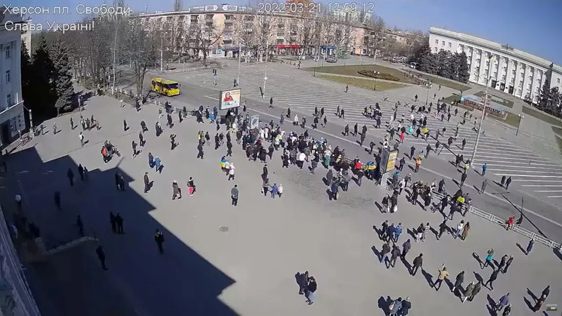 Imagini şocante din Ucraina. Focuri de armă şi grenade la un protest al localnicilor din Herson