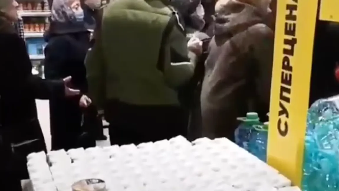 Ruşii au început să golească rafturile magazinelor. Bătaie pe zahăr într-un supermarket din Moscova