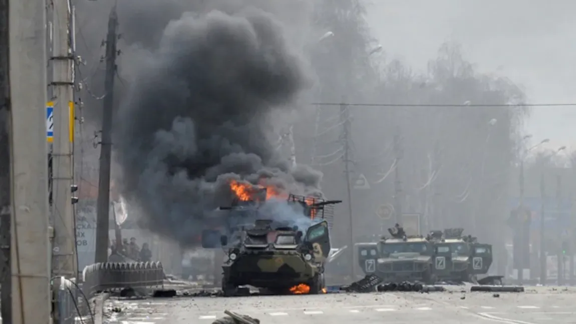 Război în Ucraina. Clădiri rezidenţiale distruse, explozii la Herson, coloana de tancuri lângă Kiev. 