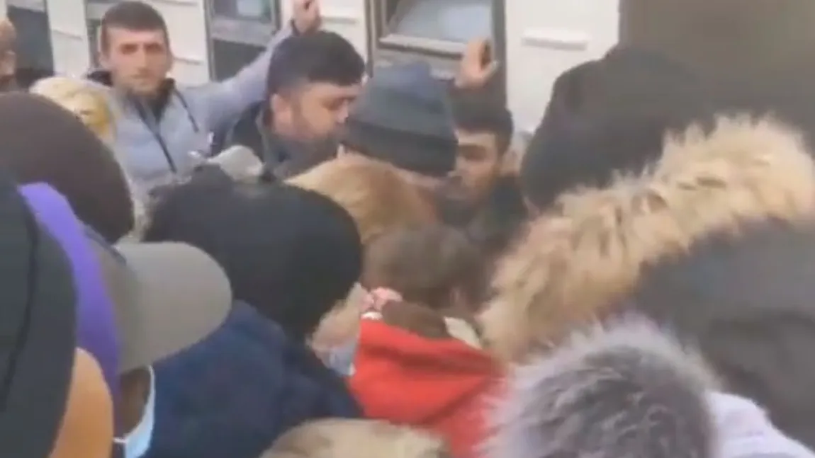 Imaginile disperării în Ucraina! Oamenii se luptă să prindă un loc în tren, după alarmele de atac aerian - VIDEO