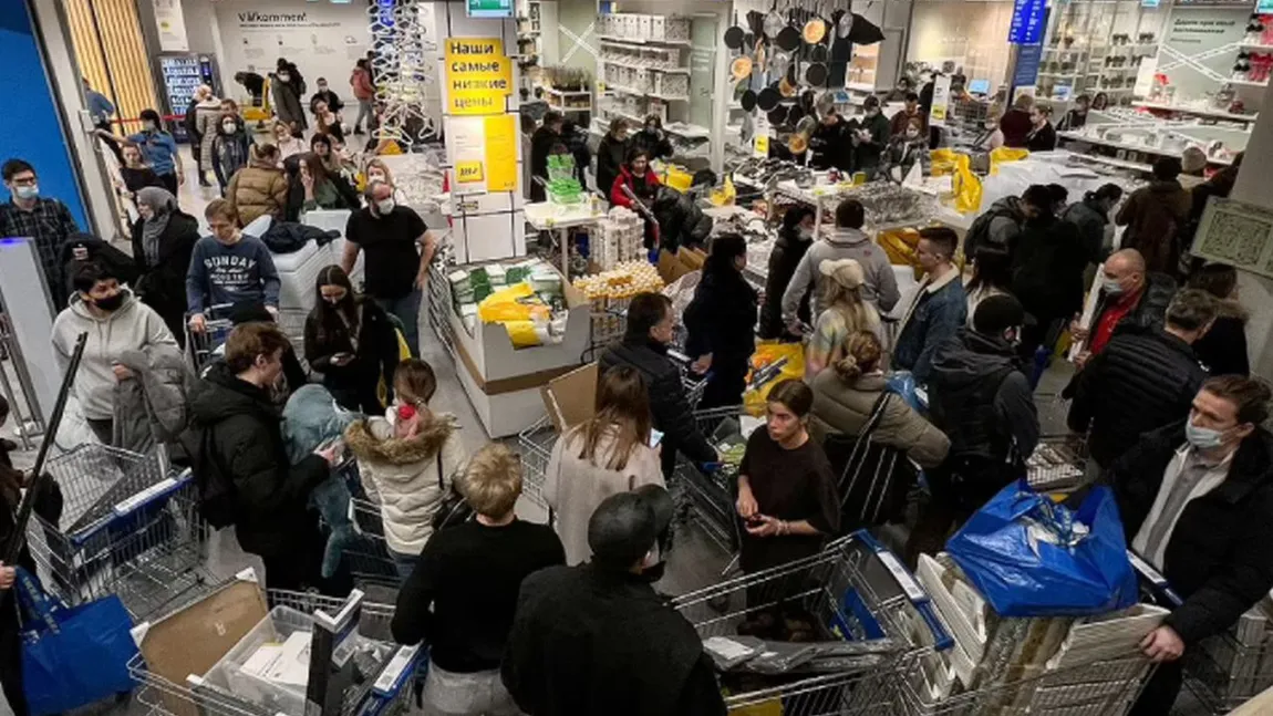 Imagini distopice! În timp ce Putin distruge Ucraina, rușii dau năvala în Ikea să-și cumpere mobilă. Gigantul suedez a anunțat ca își închide toate magazinele din Rusia