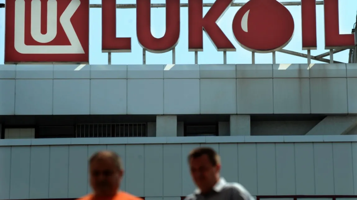 Compania rusă Lukoil şi-a restrâns operaţiunile, în urma sancţiunilor dure din occident