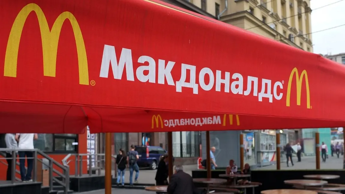 VIDEO viral. Cum le mulţumeste o influenceră din Rusia americanilor, pentru închiderea McDonalds, KFC şi Coca Cola. 