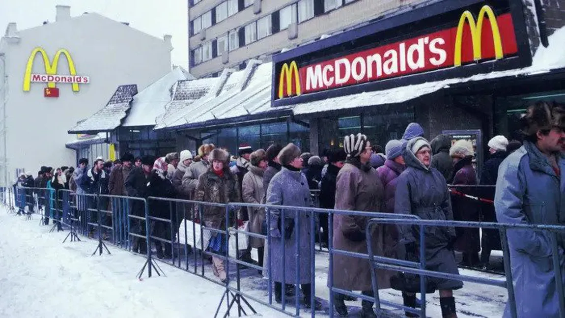 FOTO Ruşii şi-au burduşit frigiderele cu burgeri, disperați din cauza închiderii McDonald's. Specula e în toi, un Big Mac se vinde cu 250 de lire sterline