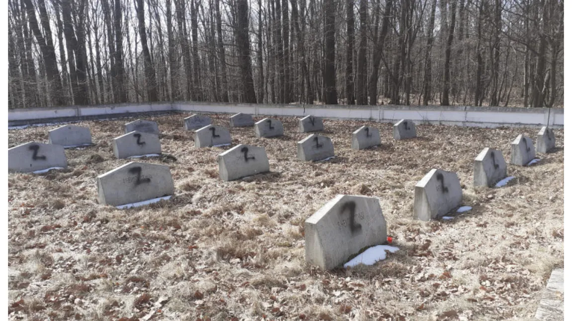 Mormintele soldaţilor ruşi dintr-un cimitir din Iaşi au fost vandalizate. Incredibil ce au putut scrie pe placa funerară