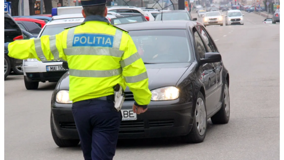 De ce pun polițiștii mâna pe stopul sau pe portbagajul maşinii oprite în trafic. Nu o să-ţi vină să crezi care este motivul