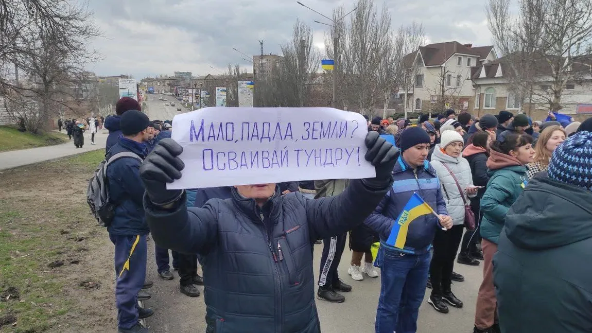 Război în Ucraina. Oamenii se bat cu mâinile goale pentru fiecare palmă de pământ. Elicopter rus doborât VIDEO