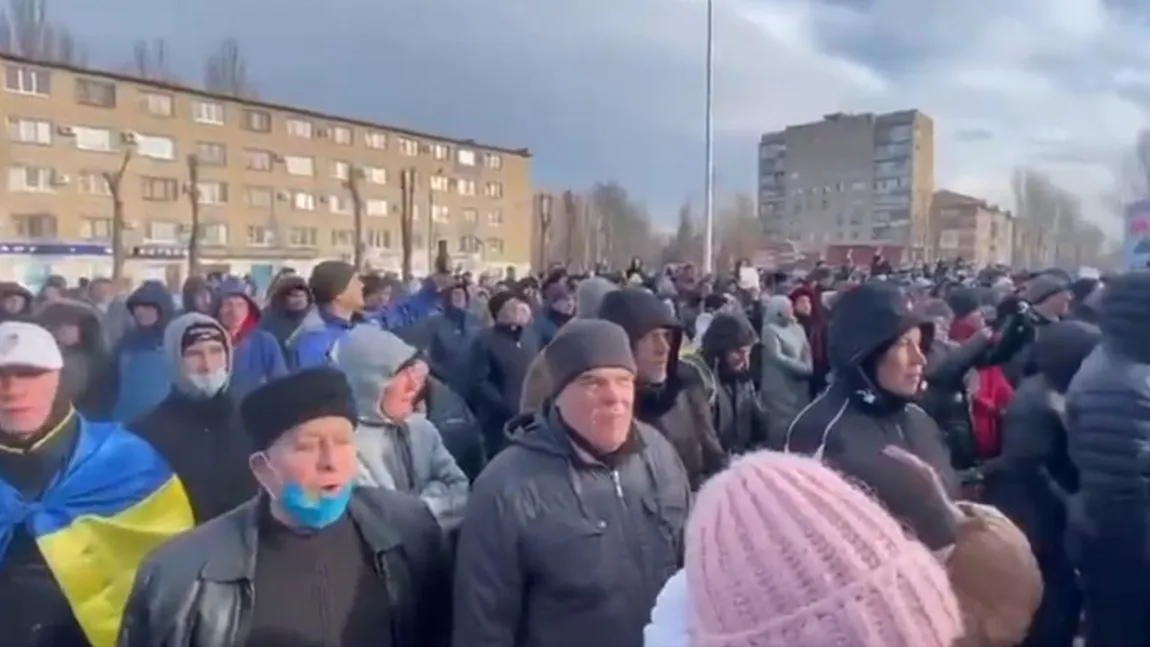 Primarul din Melitopol, răpit de militarii ruşi. Mii de protestatari cer eliberarea lui VIDEO