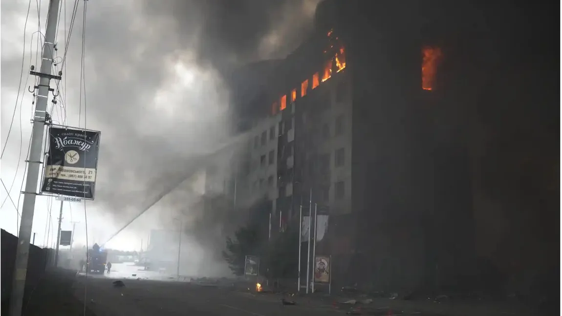 Au început bombardamentele de seară în Ucraina. Oraşul Energodar se află sub asediu, oamenii n-au voie la ferestre sau sa folosească lifturile