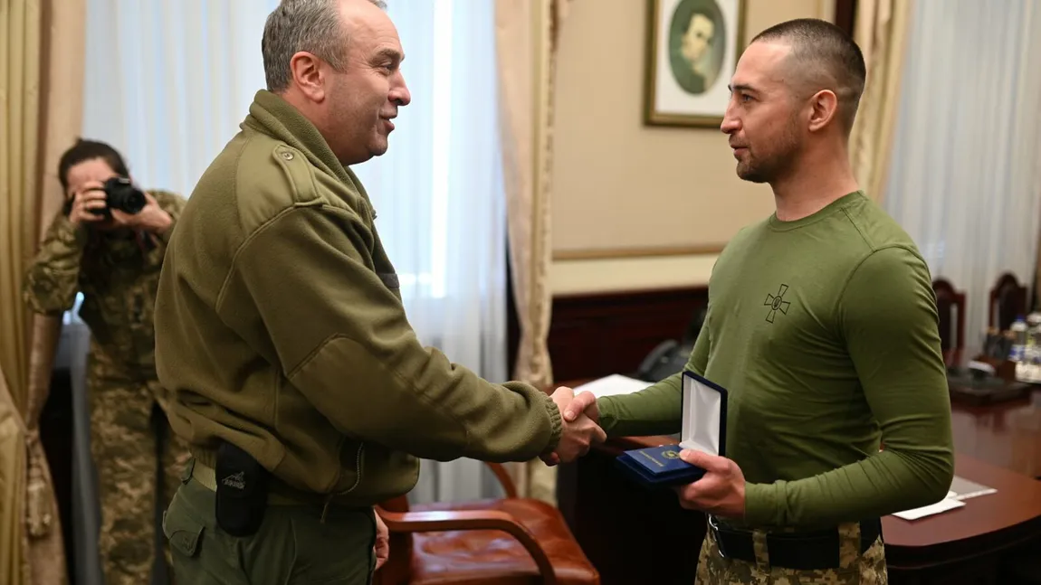 Soldatul ucrainean devenit celebru după atacarea Insulei Şerpilor este viu, nevătămat şi a fost decorat