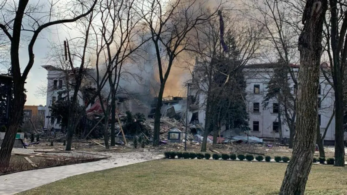 Ruşii au bombardat teatrul din Mariupol, unde se ascundeau sute de oameni. 