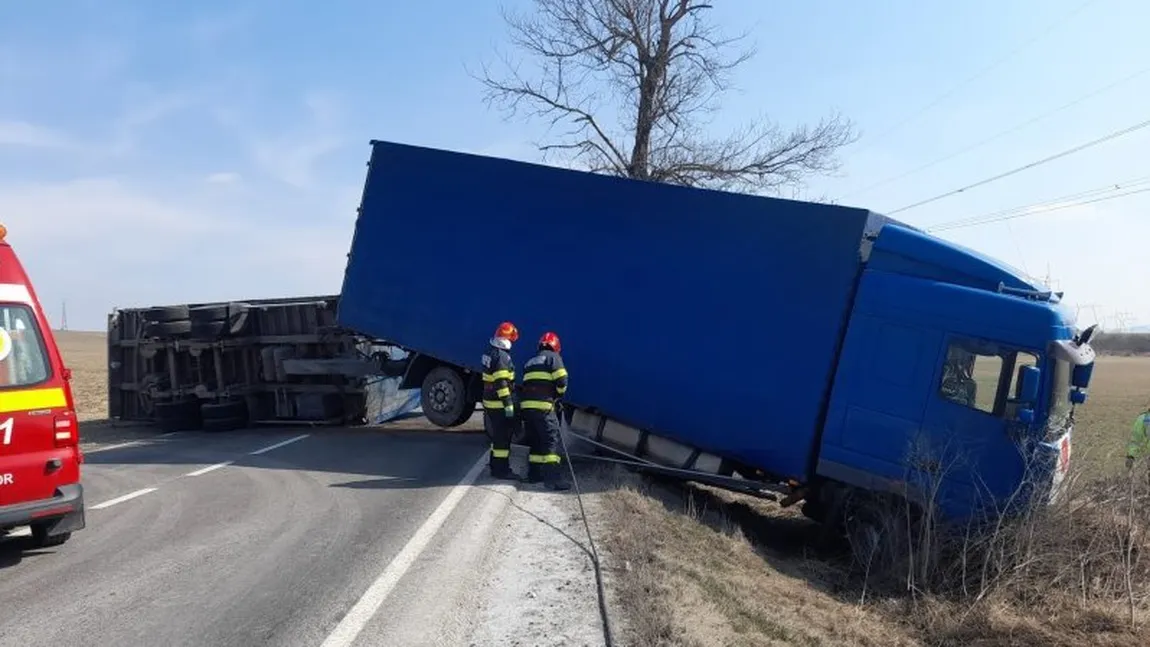 TIR cu ajutoare pentru Ucraina răsturnat în Iaşi. Circulaţia rutieră blocată pe DN2 după ce un alt TIR a vrut să-l ocolească