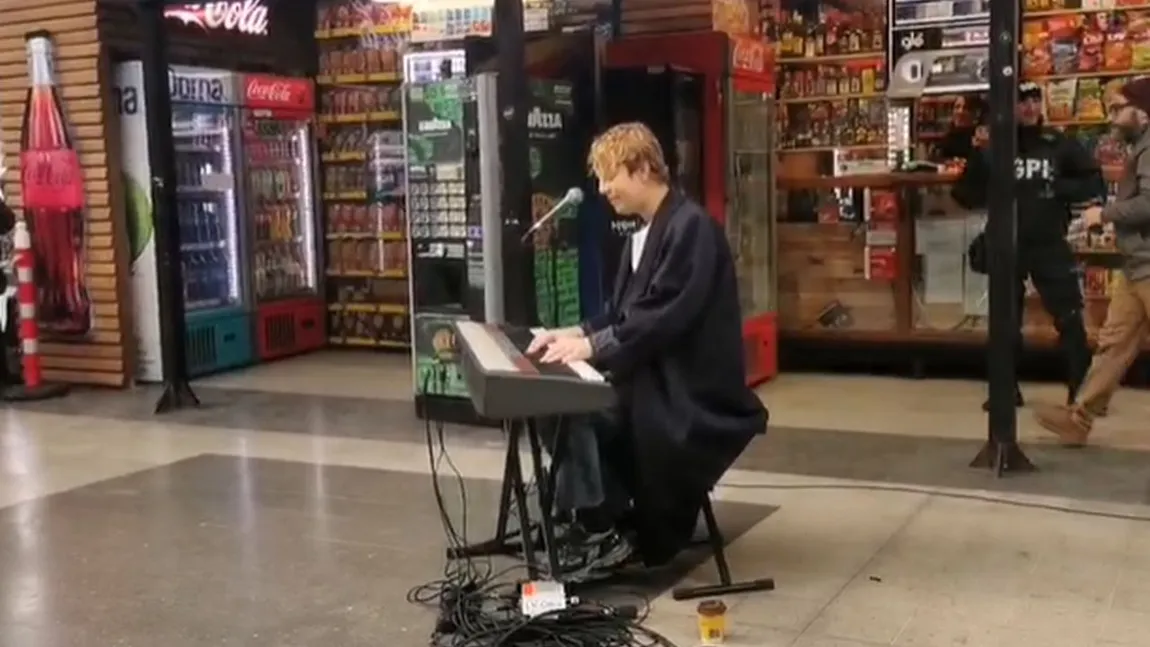 Tom Odell cântă pentru refugiații ucraineni în Gara de Nord din București. Moment emoționant!