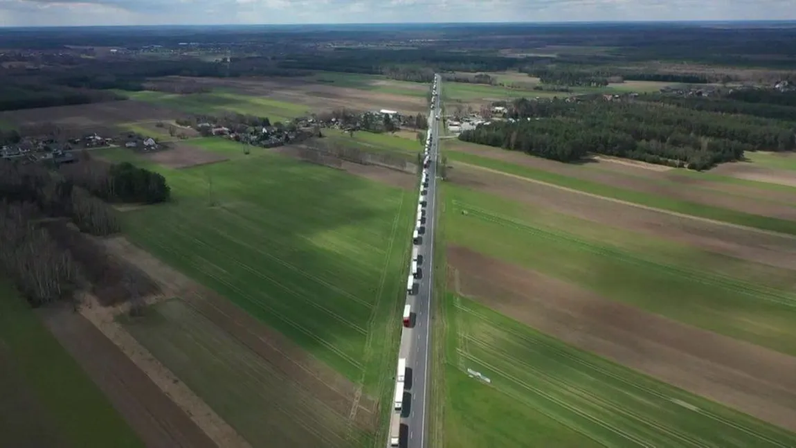 Coloană de camioane întinsă pe 80 km la graniţa dintre Polonia şi Belarus, înainte de intrarea în vigoare a sancţiunilor impuse de UE