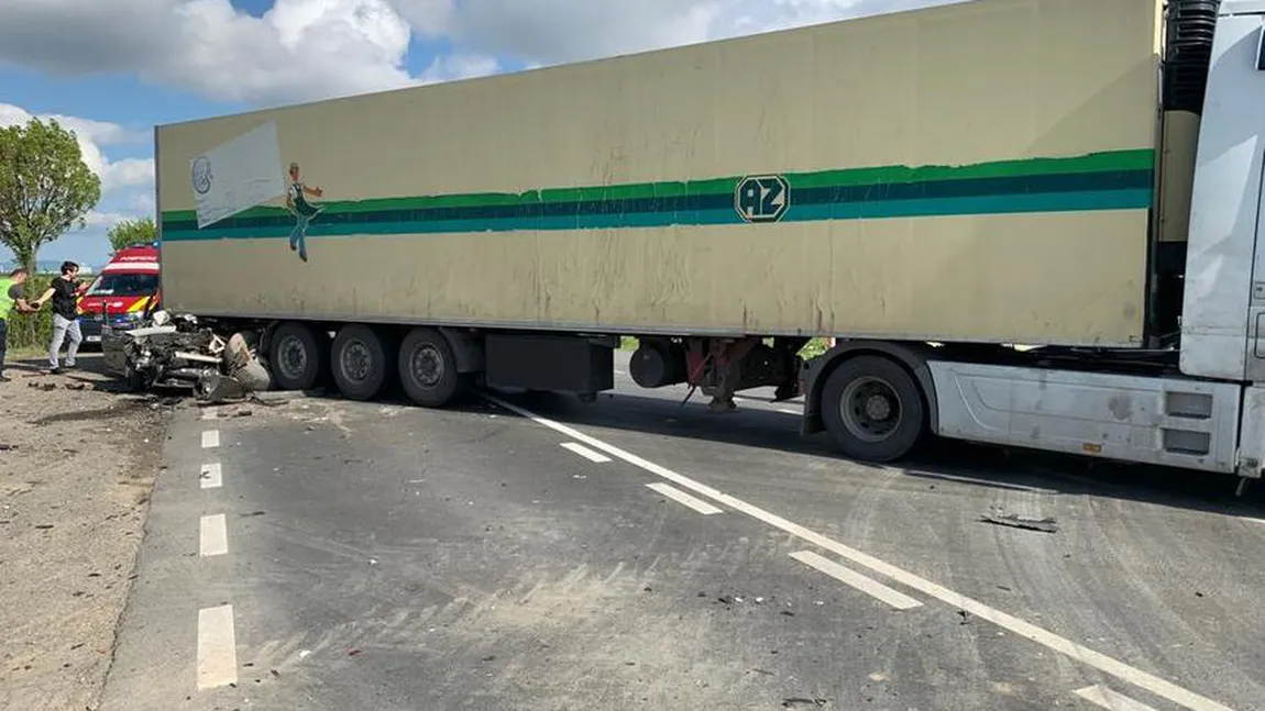Cod roşu de intervenţie la Buzău, accident cumplit după ce o maşină a intrat sub un TIR