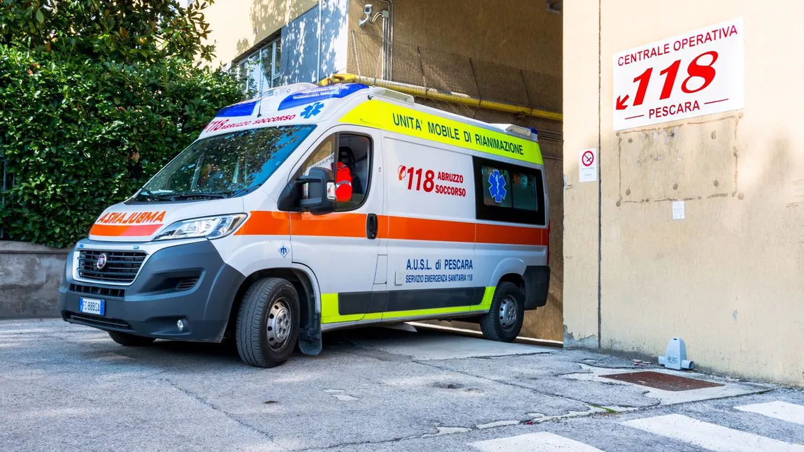 A trăit sărac și a murit bogat. Un bătrân care a decedat în ambulanță avea 300.000 de euro în buzunare și cheile de la cinci maşini