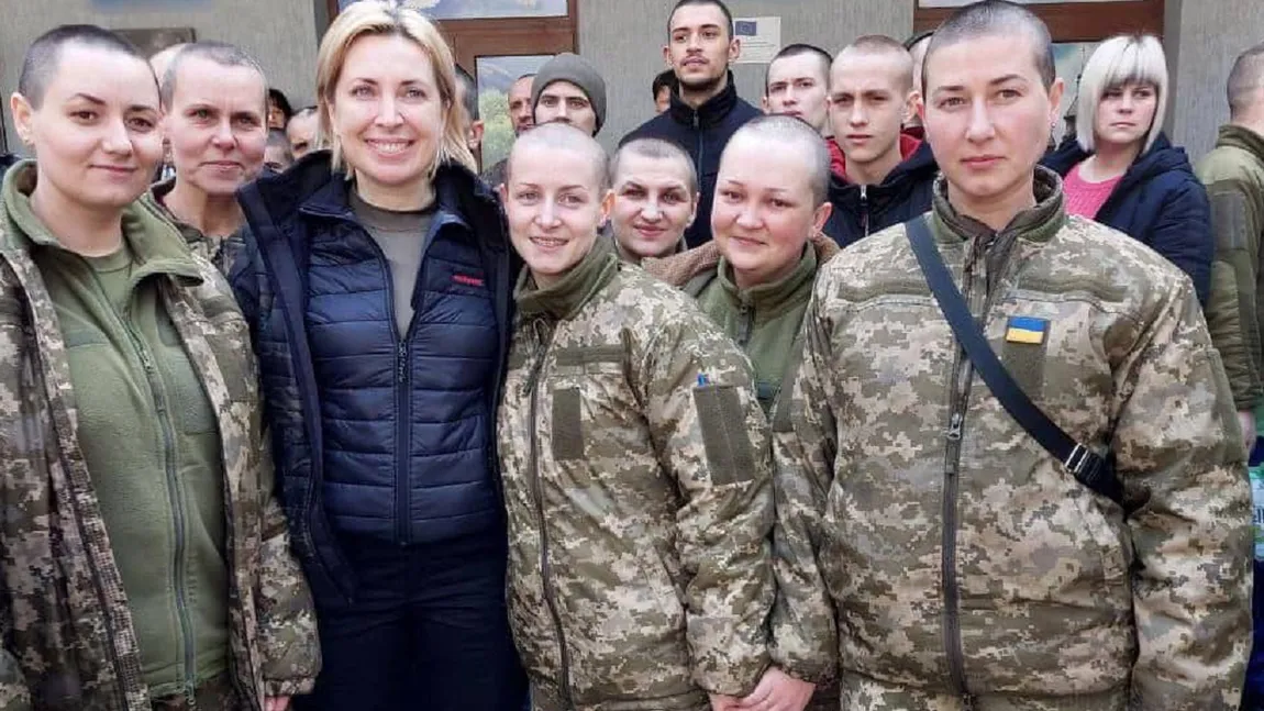 Femei din armata ucraineană, rase în cap de ruși după ce au fost luate prizoniere. 