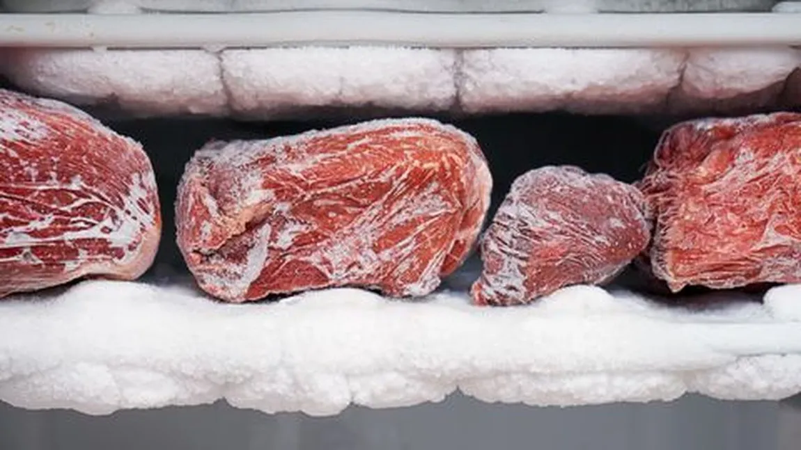 Au rămas provizii după Paşte? Greşeala pe care o fac toţi românii. Cât rezistă în congelator carnea de porc, miel, pui sau vită?