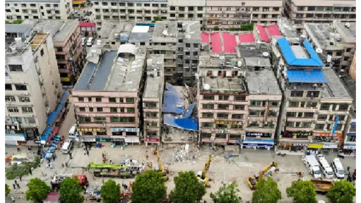 Clădire plină cu oameni, prăbuşită în China. Zeci de persoane sunt prinse sub dărâmături