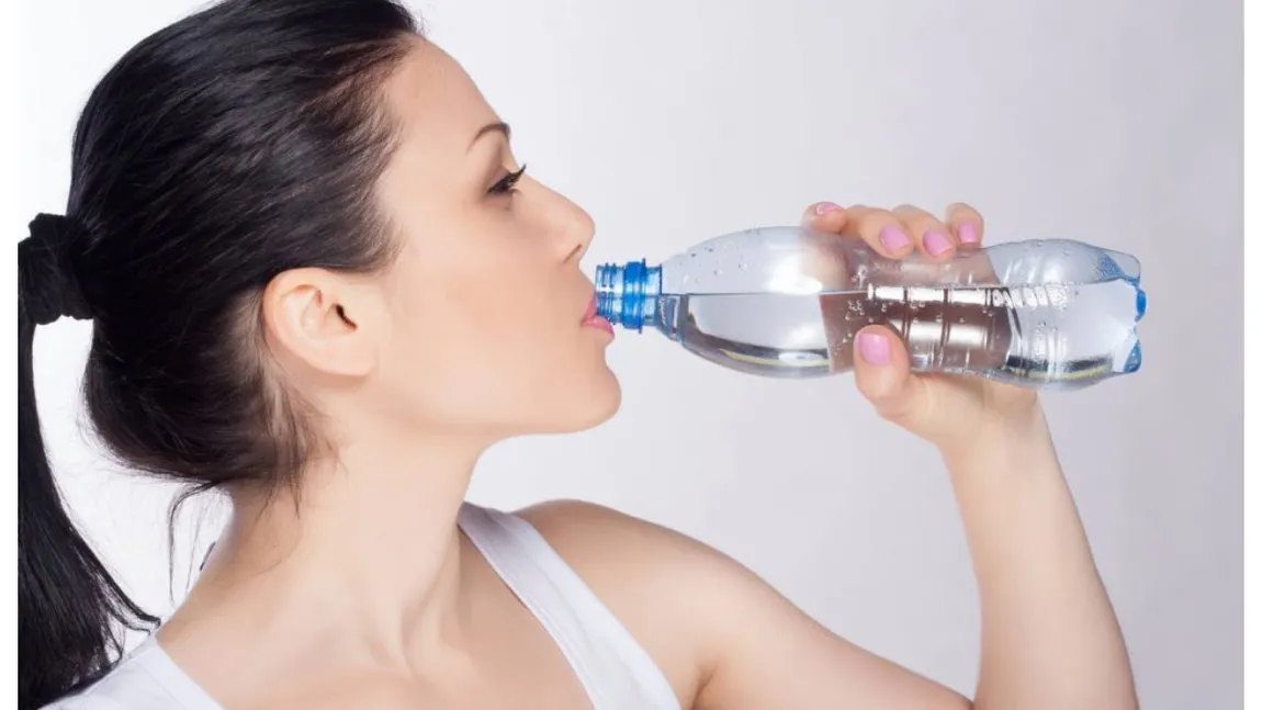 Dieta cu apa. Experţii au descoperit cum să scapi rapid de kilogramele în plus