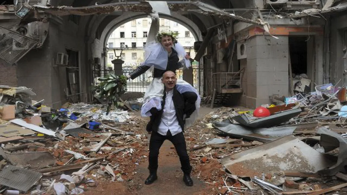 Dragoste în vreme de război. Un cuplu din Ucraina şi-a sărbătorit nunta printre ruine VIDEO