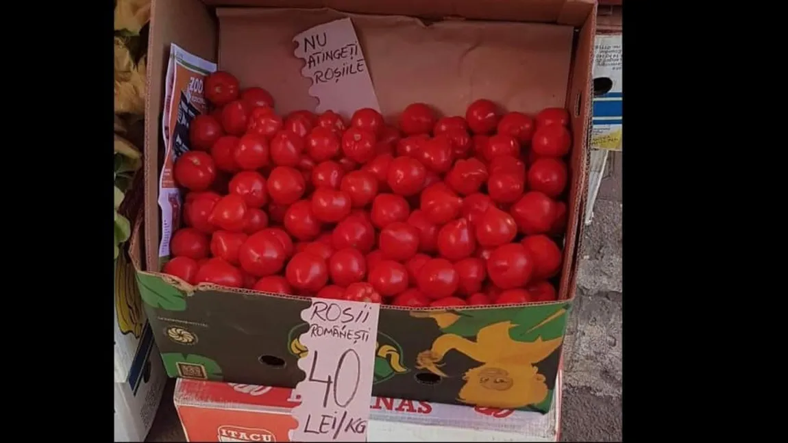 Banalele roşii au ajuns produse de lux! „Nu atingeți roșiile!”, anunţul hilar pus de un comerciant pe produsele vândute cu 40 de lei kilogramul