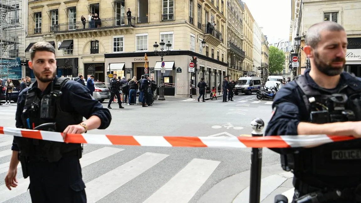 Jaf armat de milioane de euro la un magazin Chanel din Paris. Hoţii au fugit pe motociclete
