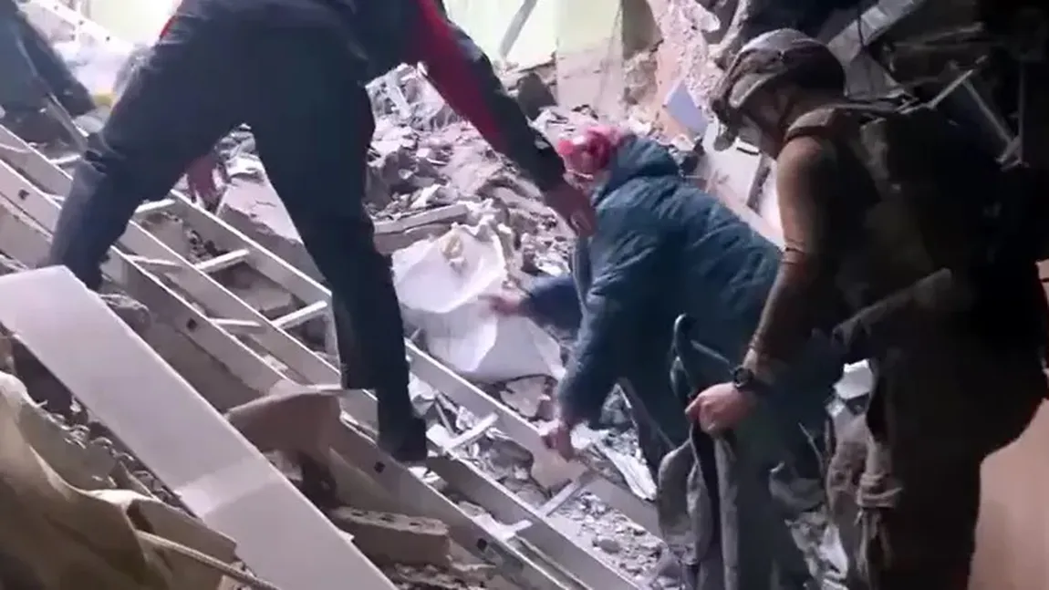 Imagini impresionante cu civilii salvaţi din subsolurile uzinei Azovstal. Bombardamentele ruşilor au distrus clădirea VIDEO