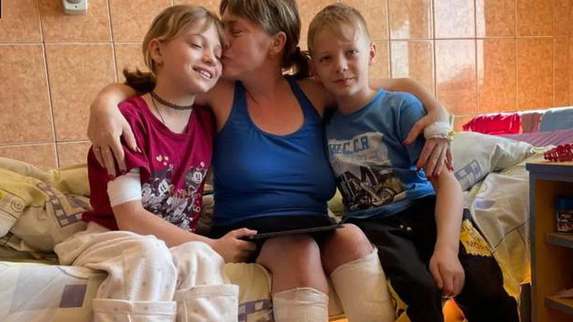 Povestea emoţionantă a unui băiat de 11 ani, care are grijă de mama și de sora lui, rămase fără picioare după ce ruşii au bombardat gara din Kramatorsk