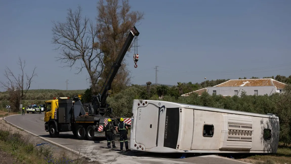 Accident grav, un autocar cu români s-a răsturnat în Spania. Sunt cel puţin doi morţi şi 16 răniţi